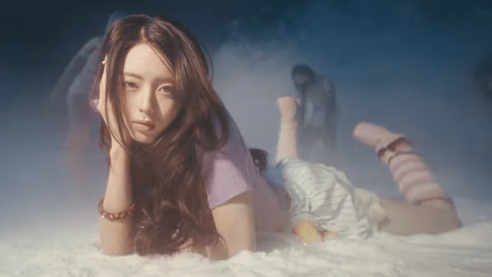 Review do álbum Ice Cream da Yuna (유나) do ITZY (있지): cena do MV com ela deitada olhando para a câmera