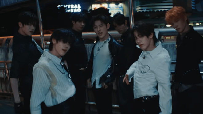 Review do álbum OVEREXPOSED do CLOSE YOUR EYES: cena do MV de "POSE" com todos os membros Jingxiang, Kenshin, Kyoungbae, Minwook, Seungho, Sungmin e Yeojun