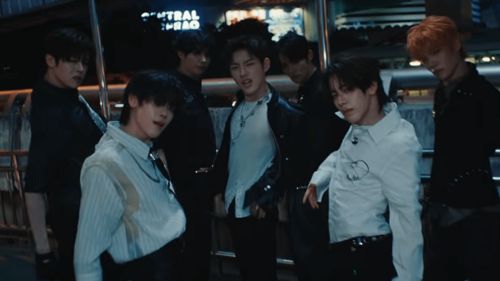 Review do álbum OVEREXPOSED do CLOSE YOUR EYES: cena do MV de "POSE" com todos os membros Jingxiang, Kenshin, Kyoungbae, Minwook, Seungho, Sungmin e Yeojun