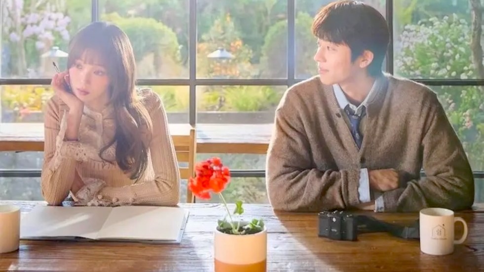 Review do K-Drama In Your Radiant Season: personagens de Lee Sung Kyung (Song Ha Ran) e Chae Jong Hyeop (Seonu Chan) pensativos enquanto dividem a mesa em um café