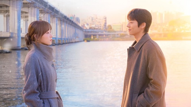 Review do K-Drama In Your Radiant Season: personagens de Lee Sung Kyung (Song Ha Ran) e Chae Jong Hyeop (Seonu Chan) em lados e estações opostas. Ela, no inverno. Ele, na primavera.