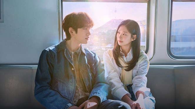 Review do K-Drama Still Shining: personagens de Jin Young (Yeon Tae Seo) e Kim Min Ju (Mo Eun A) sentados lado a lado no metrô