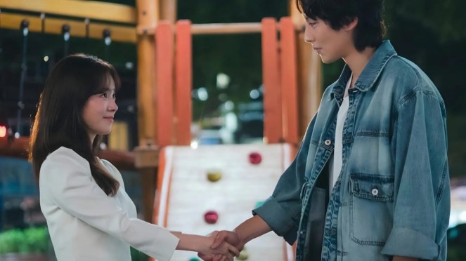Review do K-Drama The Practical Guide to Love: personagens de Han Ji Min (Lee Ui Yeong) e Lee Ki Taek (Shin Ji Soo) em um aperto de mãos