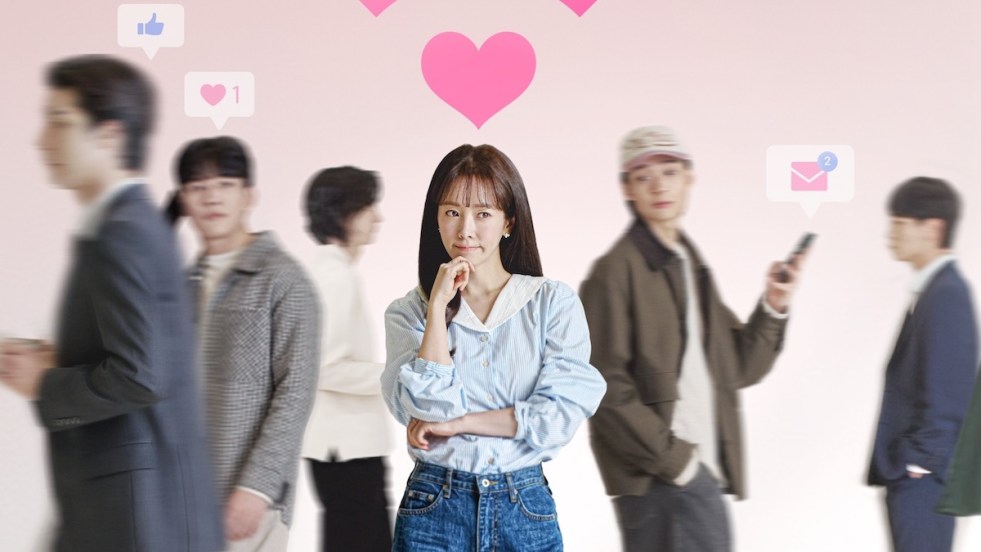 Review do K-Drama The Practical Guide to Love: personagem de Han Ji Min (Lee Ui Yeong) ao centro, com um coração em cima da cabeça