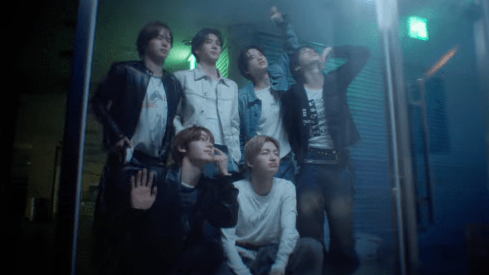 Review do álbum NO TRAGEDY do TWS: cena do MV de "You, You" com todos os membros Dohoon, Hanjin, Jihoon, Kyungmin, Shinyu e Youngjae olhando na mesma direção