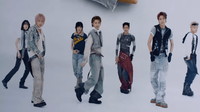 Review do álbum de debut do NAZE: cena do MV com todos os membros envolvidos por um fundo branco