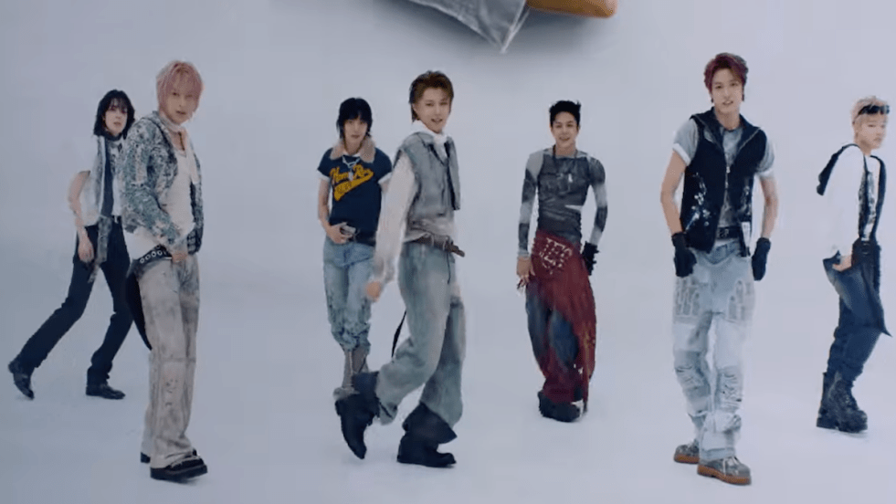 Review do álbum de debut do NAZE: cena do MV com todos os membros envolvidos por um fundo branco